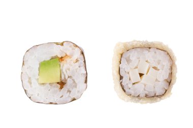 Beyaz arka planda klasik suşi. Japon deniz ürünleri suşi , beyaz bir arka plan rulo. Close.