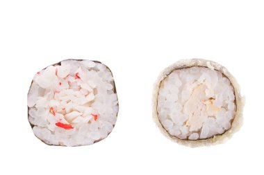 Beyaz arka planda klasik suşi. Japon deniz ürünleri suşi , beyaz bir arka plan rulo. Close.