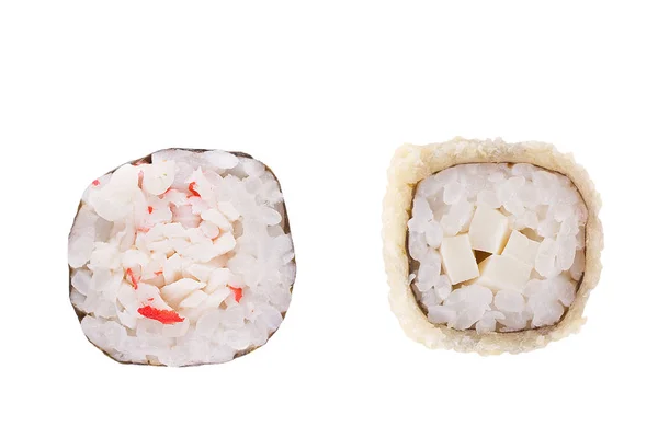 Klassisches Sushi auf weißem Hintergrund. Japanisches Meeresfrüchte-Sushi, vor weißem Hintergrund rollen. Nahaufnahme. — Stockfoto