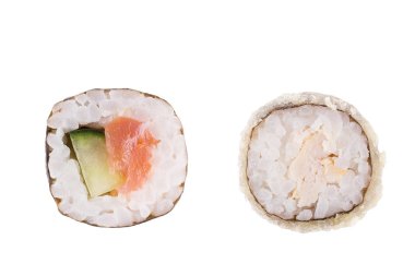 Beyaz arka planda klasik suşi. Japon deniz ürünleri suşi , beyaz bir arka plan rulo. Close.