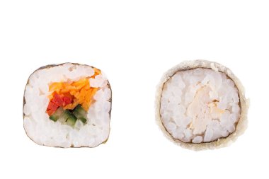 Beyaz arka planda klasik suşi. Japon deniz ürünleri suşi , beyaz bir arka plan rulo. Close.