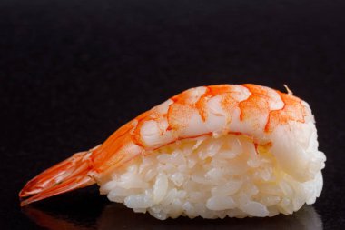 Klasik suşi rulosu. Siyah arka planda suşi. Japon deniz ürünleri suşi , suşi siyah bir arka plan.