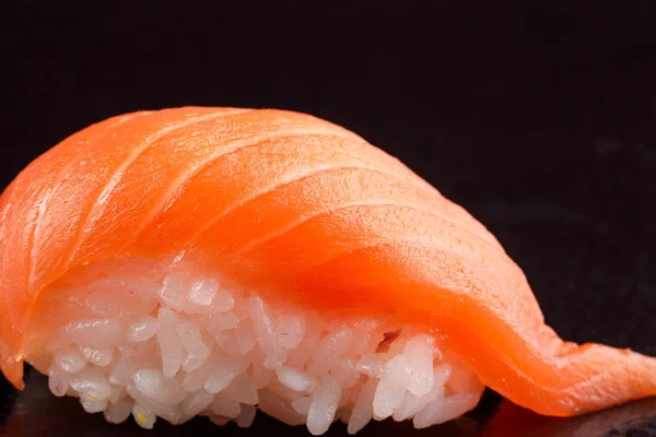 Classico sushi roll. Sushi a sfondo nero. sushi di pesce giapponese, sushi uno sfondo nero . — Foto Stock