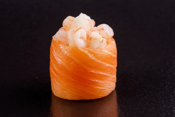Klassieke sushi roll. Sushi op zwarte achtergrond. Japans vis en zeevruchten sushi, Sushi een zwarte achtergrond. — Stockfoto