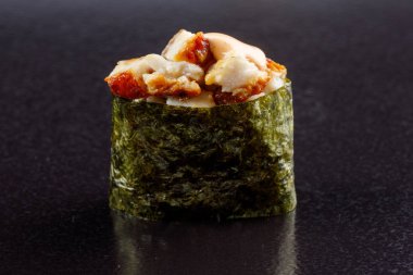 Klasik suşi rulosu. Siyah arka planda suşi. Japon deniz ürünleri suşi , suşi siyah bir arka plan.