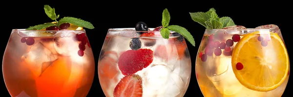 Läckra alkoholhaltiga trendiga cocktails med färska bär på en svart bakgrund. Banderoll med bredformat. — Stockfoto