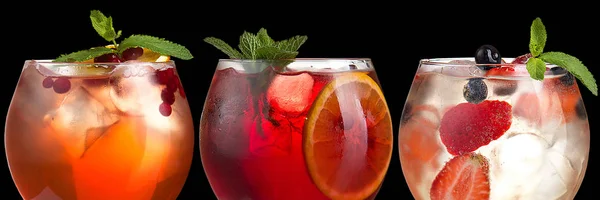 Ízletes alkoholos trendi koktélok friss bogyókkal fekete alapon. Széles formátumú transzparens. — Stock Fotó