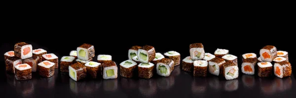 古典的な寿司ロール。黒い背景に寿司。日本の魚介寿司、黒い背景寿司. — ストック写真