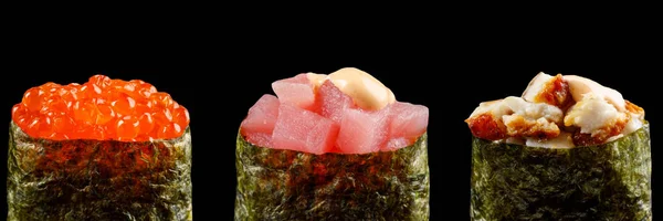 Klasik suşi rulosu. Siyah arka planda suşi. Japon deniz ürünleri suşi , suşi siyah bir arka plan. — Stok fotoğraf