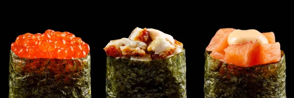 Klasszikus sushi tekercs. Sushi fekete háttér. Japán sushi-szusi, sushi fekete háttér. — Stock Fotó