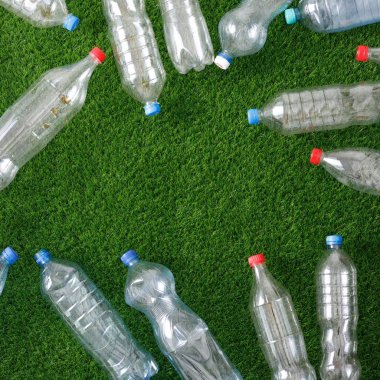 Plastik ve çevre koruma geri dönüşüm kavramı. Yeşil çim üzerinde plastik şişeler için Pet preform. Yapay çim.