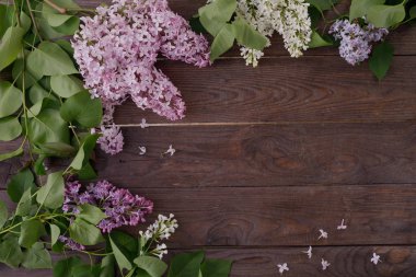 Vintage ahşap plakalar arka planda çiçek Dekor. Lila çiçekleri ve metin altında yer ile Vintage arka plan. Yukarıdan görüntüleyin. Düz yatıyordu.