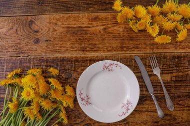 Eski ahşap p arka planda çiçek plaka ve dekor