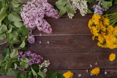 Vintage ahşap plakalar arka planda çiçek dekor. Vint