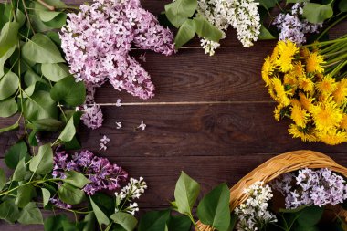 Vintage ahşap plakalar arka planda çiçek dekor. Vint