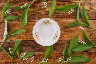 Plaka ve vintage ahşap panoları arka planda vadi çiçekleri zambak dekor. Çiçek ve metin altında yer ile Vintage arka plan. Yukarıdan görüntüleyin. Çatal. Vintage.