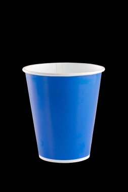 Siyah bir arka plan üzerinde içecekler için kağıt tek kullanımlık fincan. Izole. İçecekler, fast food konsepti.