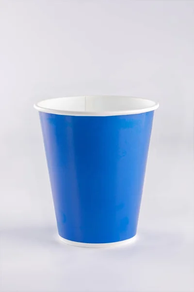白色背景的一次性纸杯。孤立。饮料，快餐概念. — 图库照片