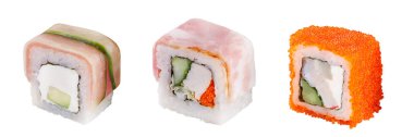 Klasik suşi rulosu. Beyaz arka planda suşi. Japon suşi deniz ürünleri rulo beyaz arka plan.