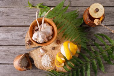 Tıbbi malzemeler. Etnobilim. Eğrelti otu, bal ve limon yaprakları ile Arka plan. Vintage kopya alanı ile yaşlı ahşap üzerinde. Mevsimlik özel teklifler için düzen, üst görünüm.