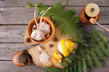 Tıbbi malzemeler. Etnobilim. Eğrelti otu, bal ve limon yaprakları ile Arka plan. Vintage kopya alanı ile yaşlı ahşap üzerinde. Mevsimlik özel teklifler için düzen, üst görünüm.