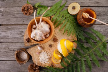 Tıbbi malzemeler. Etnobilim. Eğrelti otu, bal ve limon yaprakları ile Arka plan. Vintage kopya alanı ile yaşlı ahşap üzerinde. Mevsimlik özel teklifler için düzen, üst görünüm.