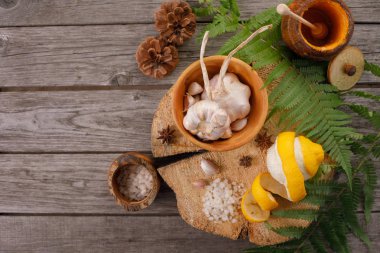 Tıbbi malzemeler. Etnobilim. Eğrelti otu, bal ve limon yaprakları ile Arka plan. Vintage kopya alanı ile yaşlı ahşap üzerinde. Mevsimlik özel teklifler için düzen, üst görünüm.