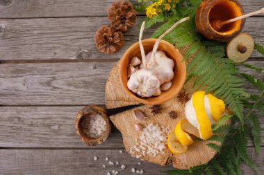 Tıbbi malzemeler. Etnobilim. Eğrelti otu, bal ve limon yaprakları ile Arka plan. Vintage kopya alanı ile yaşlı ahşap üzerinde. Mevsimlik özel teklifler için düzen, üst görünüm.