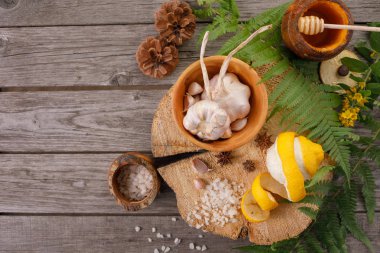 Tıbbi malzemeler. Etnobilim. Eğrelti otu, bal ve limon yaprakları ile Arka plan. Vintage kopya alanı ile yaşlı ahşap üzerinde. Mevsimlik özel teklifler için düzen, üst görünüm.