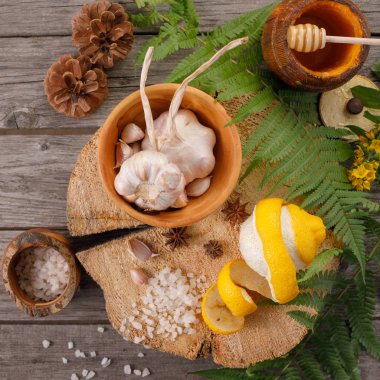 Tıbbi malzemeler. Etnobilim. Eğrelti otu, bal ve limon yaprakları ile Arka plan. Vintage kopya alanı ile yaşlı ahşap üzerinde. Mevsimlik özel teklifler için düzen, üst görünüm.