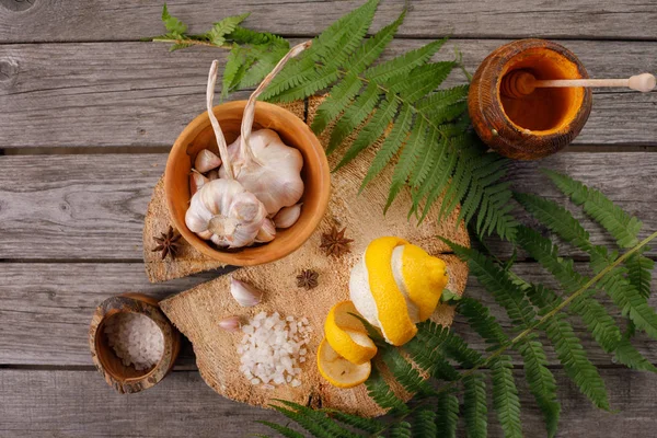 Tıbbi malzemeler. Etnobilim. Eğrelti otu, bal ve limon yaprakları ile Arka plan. Vintage kopya alanı ile yaşlı ahşap üzerinde. Mevsimlik özel teklifler için düzen, üst görünüm.