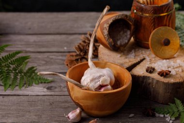 Bal ve soğuk malzemelerle natürmort, rustik bir tarzda ahşap bir arka plan üzerinde. Soğuk algınlığı tedavi kavramı. Etnobilim.