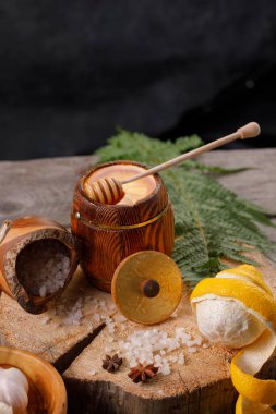 Limon ve bal ile Natürmort, bir rus ahşap bir arka plan üzerinde