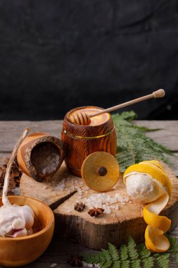 Limon ve bal ile Natürmort, bir rus ahşap bir arka plan üzerinde