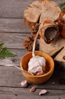 Soğuk malzemelerle natürmort, rustik bir tarzda ahşap bir arka plan üzerinde. Soğuk algınlığı tedavi kavramı. Etnobilim.