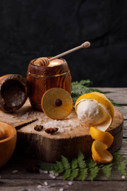 Limon ve bal ile Natürmort, bir rus ahşap bir arka plan üzerinde