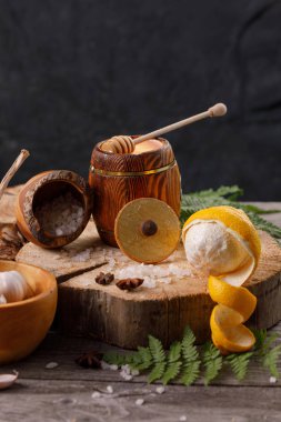 Limon ve bal ile Natürmort, bir rus ahşap bir arka plan üzerinde