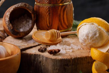 Limon ve bal ile natürmort, rustik bir tarzda ahşap bir arka plan üzerinde. Soğuk algınlığı tedavi kavramı. Etnobilim.