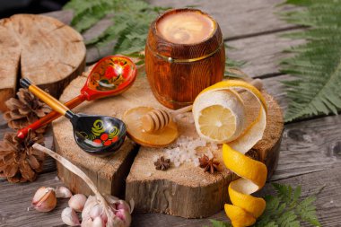 Limon ve bal ile Natürmort, rusti ahşap bir arka plan üzerinde