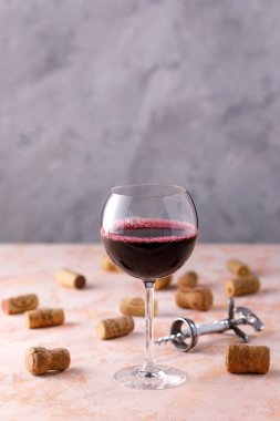 Kırmızı şarap bir bardak. Şarap yapımı kavramı. Metninizin altına yerleştirin.