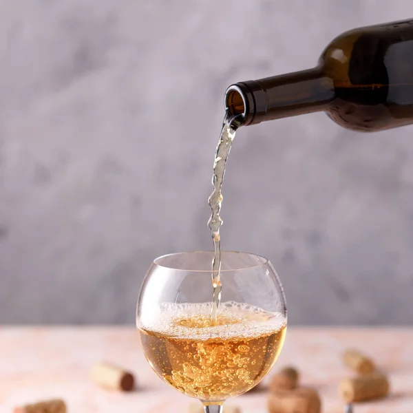 Vinho branco é derramado em um copo. O conceito de vinificação. Coloque sob o seu texto . — Fotografia de Stock