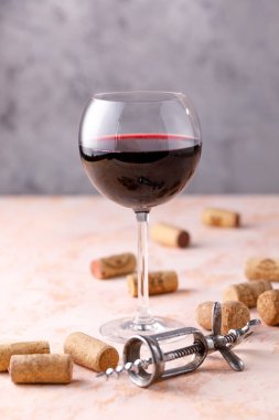 Kırmızı şarapla bir bardak. Şarap yapımı kavramı. Metninizin altına yerleştirin. Hala bir doku arka plan üzerinde hayat.