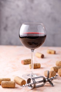 Kırmızı şarapla bir bardak. Şarap yapımı kavramı. Metninizin altına yerleştirin. Hala bir doku arka plan üzerinde hayat.