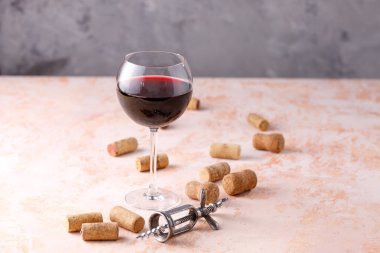 Kırmızı şarapla bir bardak. Şarap yapımı kavramı. Metninizin altına yerleştirin. Hala bir doku arka plan üzerinde hayat.