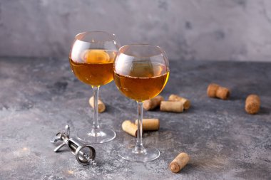 Bardakta beyaz şarap. Şarap yapımı kavramı. Metninizin altına yerleştirin. Hala bir doku arka plan üzerinde hayat.