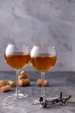 Bardakta beyaz şarap. Şarap yapımı kavramı. Metninizin altına yerleştirin. Hala bir doku arka plan üzerinde hayat.