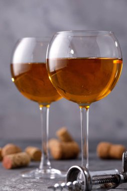 Bardakta beyaz şarap. Şarap yapımı kavramı. Hala bir doku arka plan üzerinde hayat.