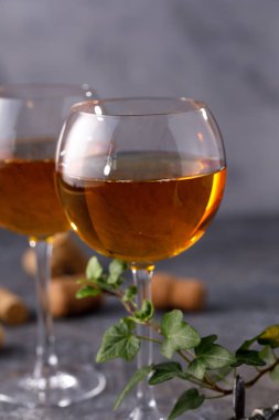 Bardakta beyaz şarap. Şarap yapımı kavramı. Metninizin altına yerleştirin. Hala bir doku arka plan üzerinde hayat.