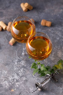 Bardakta beyaz şarap. Şarap yapımı kavramı. Metninizin altına yerleştirin. Hala bir doku arka plan üzerinde hayat.