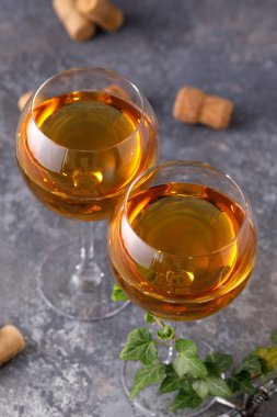 Bardakta beyaz şarap. Şarap yapımı kavramı. Metninizin altına yerleştirin. Hala bir doku arka plan üzerinde hayat.